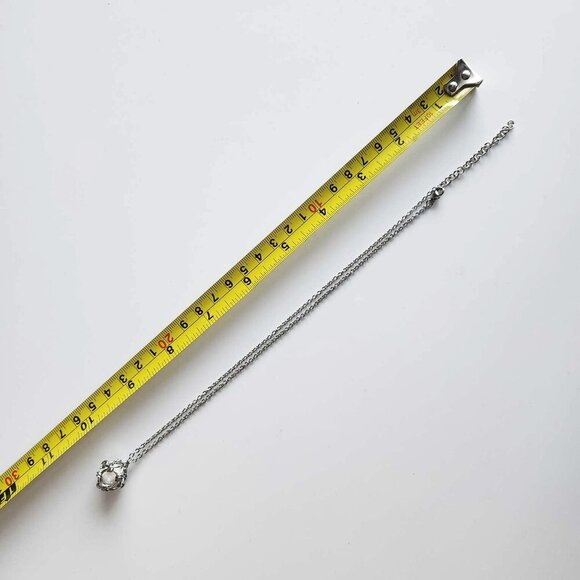 Vintage classic & elegant small silver chain and caged pearl necklace - Picture 7 of 8